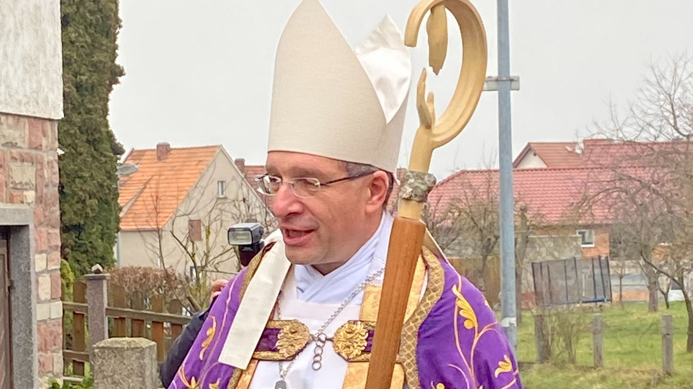 Bischof von Fulda füllt am Nikolaustag Stiefel in Thüringen