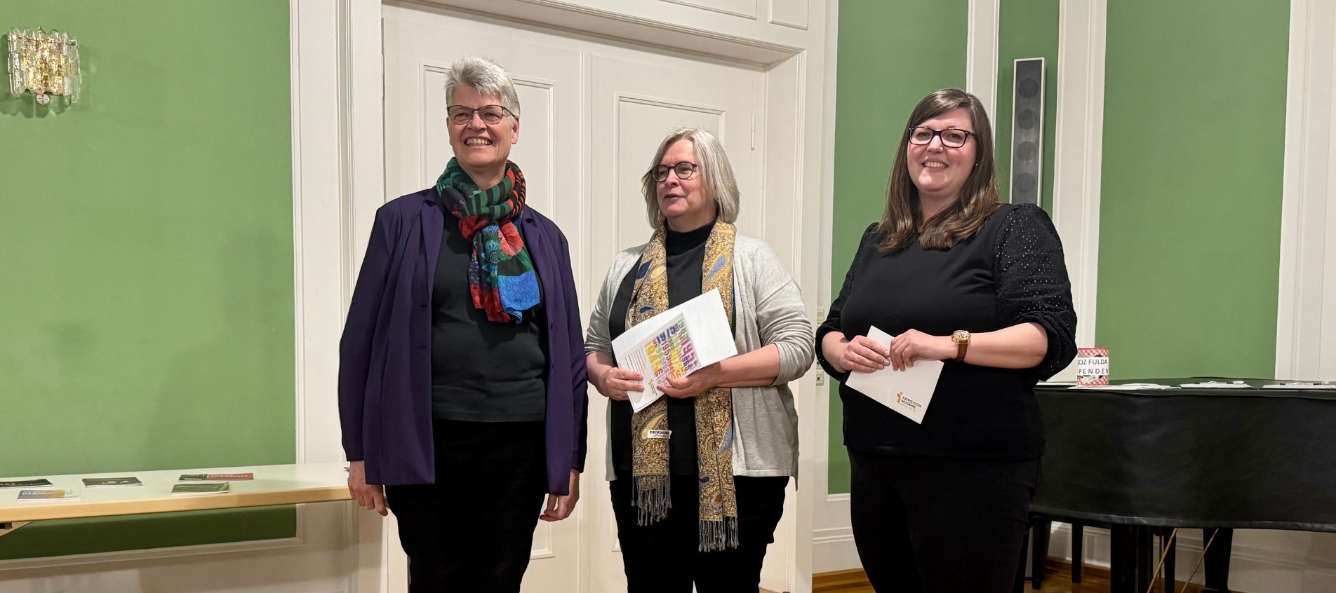 v.l.n.r. Landeskirchenmusikdirektorin i.R. Christa Kirschbaum, Edith Harmsen (Dezernentin Kirchenmusikinstitut), Ivona Gebala (Katholische Akademie) v.l.n.r. Landeskirchenmusikdirektorin i.R. Christa Kirschbaum, Edith Harmsen (Dezernentin Kirchenmusikinstitut), Ivona Gebala (Katholische Akademie)